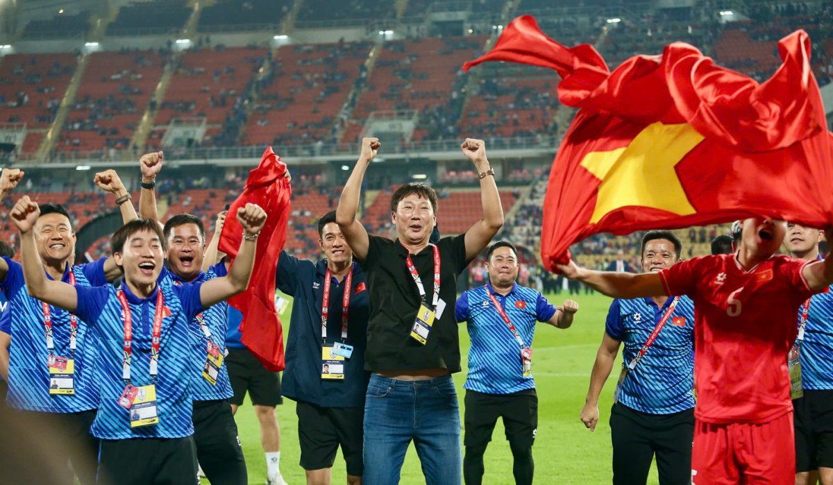 김상식 베트남 축구대표팀 감독(가운데)이 6일 끝난 미쓰비시컵에서 우승을 한 뒤 코치진과 함께 기뻐하고 있다. 베트남 대표팀은 7년 만에 동남아 축구 정상을 탈환했다. 사진출처 베트남축구협회 홈페이지