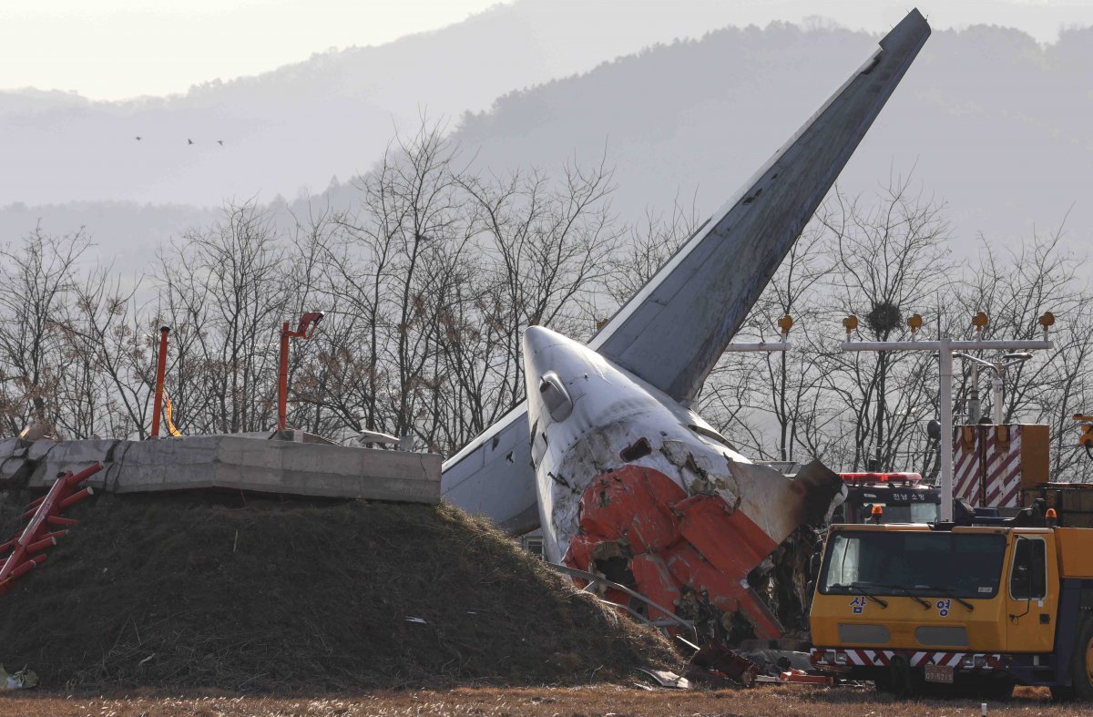 3일 전남 무안국제공항 제주항공 여객기 참사 현장에 여객기 동체가 보이고 있다.  2025.01.03. 뉴시스