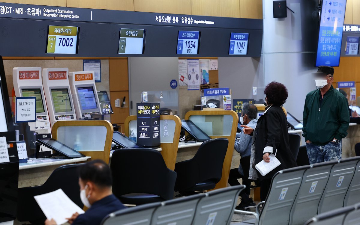 서울 시내의 한 대학병원에서 보호자들이 진료비 수납을 기다리고 있다. 2024.05.08 뉴시스