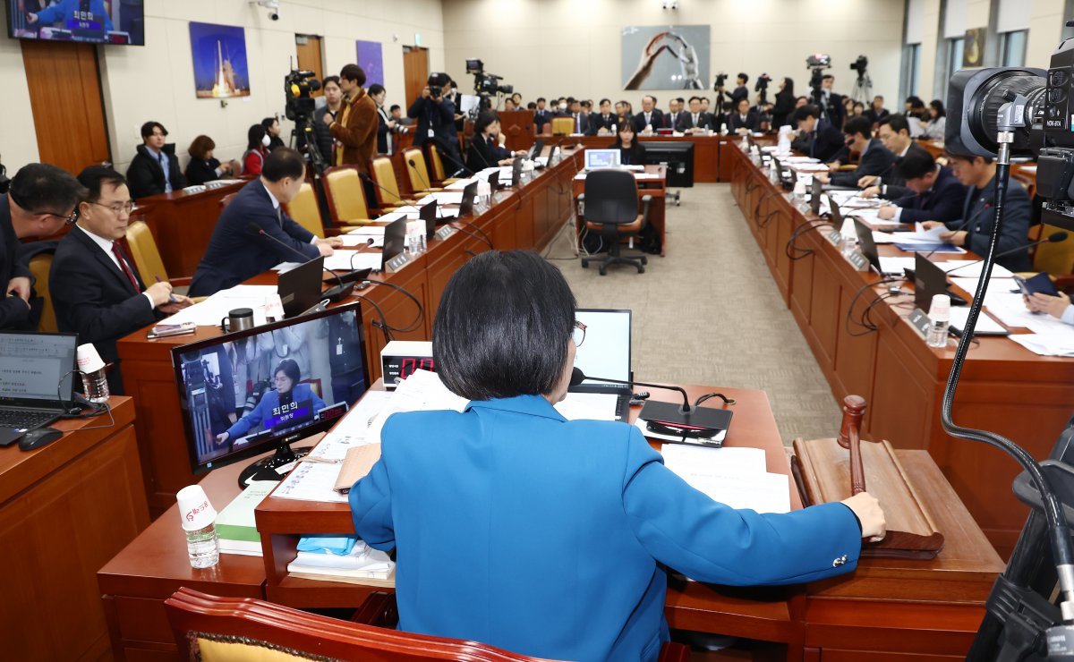 최민희 과학기술정보방송통신위원장이 6일 오전 서울 여의도 국회에서 열린 과학기술정보방송통신위원회 전체회의에서 안건을 상정하며 의사봉을 두드리고 있다. 2025.1.6/뉴스1