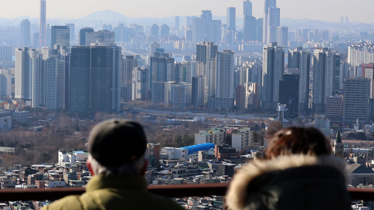 2일 오후 서울 중구 남산공원에서 아파트가 보이고 있다.  이날 한국부동산원의 12월 다섯째 주(지난해 12월30일 기준) 주간 아파트 가격 동향 조사에 따르면 전국 아파트 매매가격은 지난주와 같은 -0.03%를 기록했다. 지난주 보합에서 하락으로 전환한 수도권(-0.02%→-0.02%)은 하락폭을 유지했다. 지난주까지 40주 연속 오르던 서울(0.01%→0.00%)의 경우 이번주 보합으로 돌아섰다. 서울 아파트값이 보합세를 보인 것은 지난해 4월 상승이 시작된 이후 41주 만이다. 고강도 대출 규제에 비상계엄 사태와 윤석열 대통령 탄핵 등 정국 불확실성이 겹치며 매수세가 위축된 영향으로 풀이된다. 2025.01.02.[서울=뉴시스]