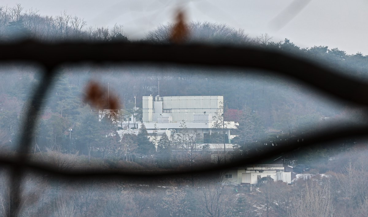 6일 오전 서울 용산구 한남동 대통령 관저가 적막한 모습을 보이고 있다. 고위공직자범죄수사처(공수처)는 이날 내란 우두머리 혐의를 받는 윤 대통령에 대한 체포영장 집행 관련 업무를 경찰에 넘겼다. 뉴스1