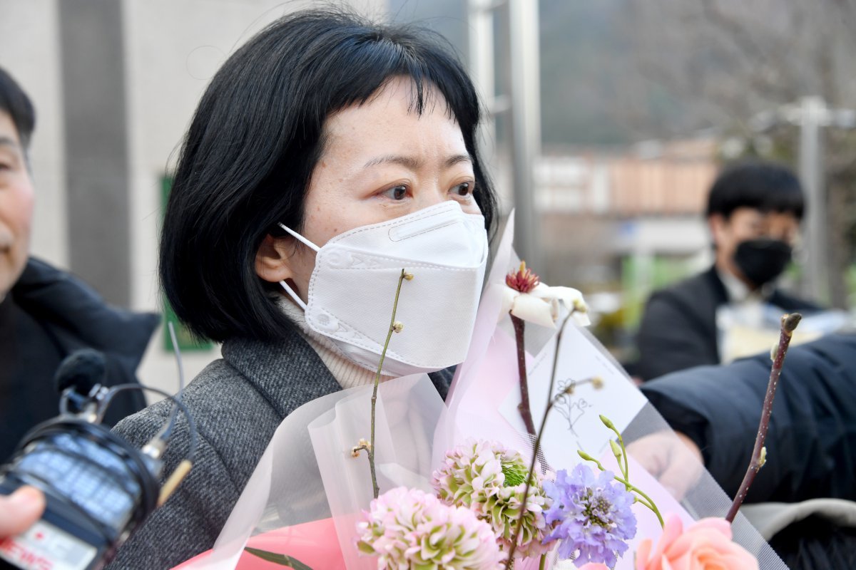 아버지 존속살해 혐의로 복역 중 24년 만에 재심에서 무죄를 선고받은 김신혜(47·여)씨가 6일 전남 장흥군 용산면 장흥교도소에서 석방 직후 취재진 질문에 답하고 있다. 뉴시스