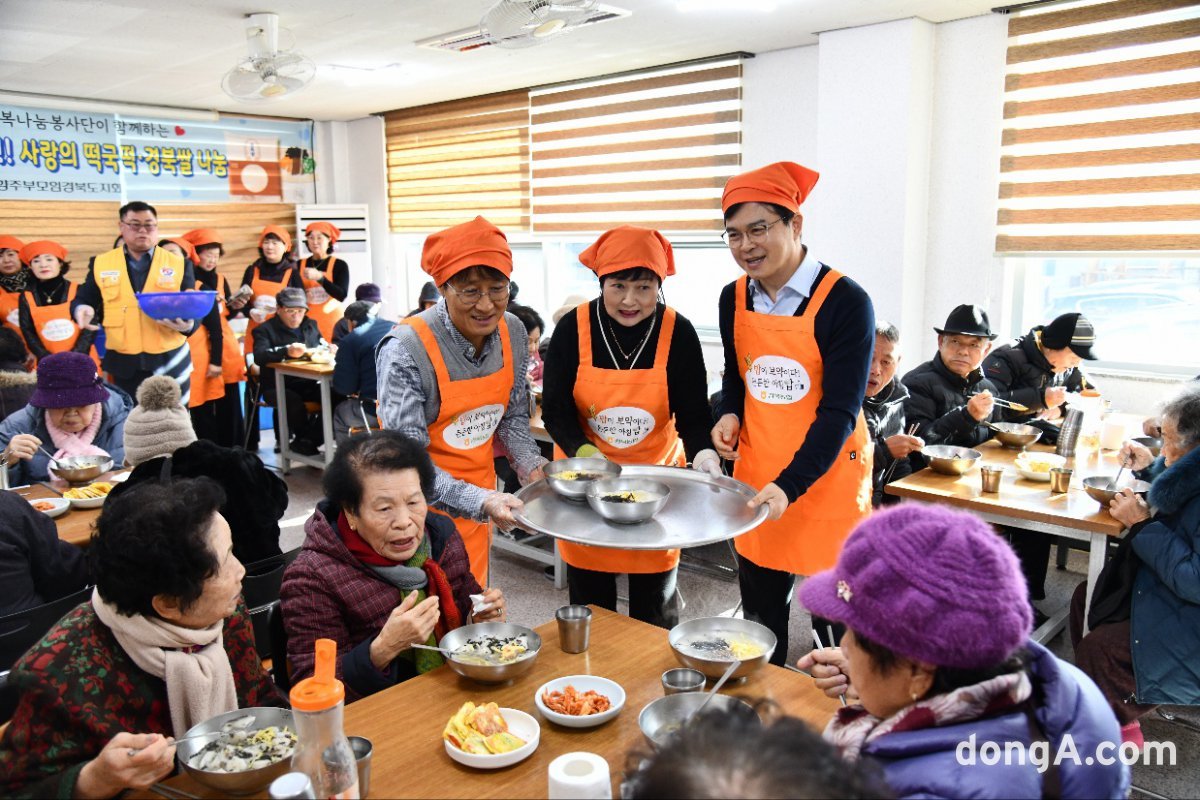 최진수 경북농협 본부장이 3일 대한적십자사 안동나눔터를 찾아 준비한 떡국 170인분으로 지역 어르신들에게 오찬을 대접하고 있다. 사진 가운데 오른쪽부터 최진수 경북농협 본부장, 강정미 고향주부모임 경북도지회장, 김주원 NH농협은행 경북본부장. 농협 제공