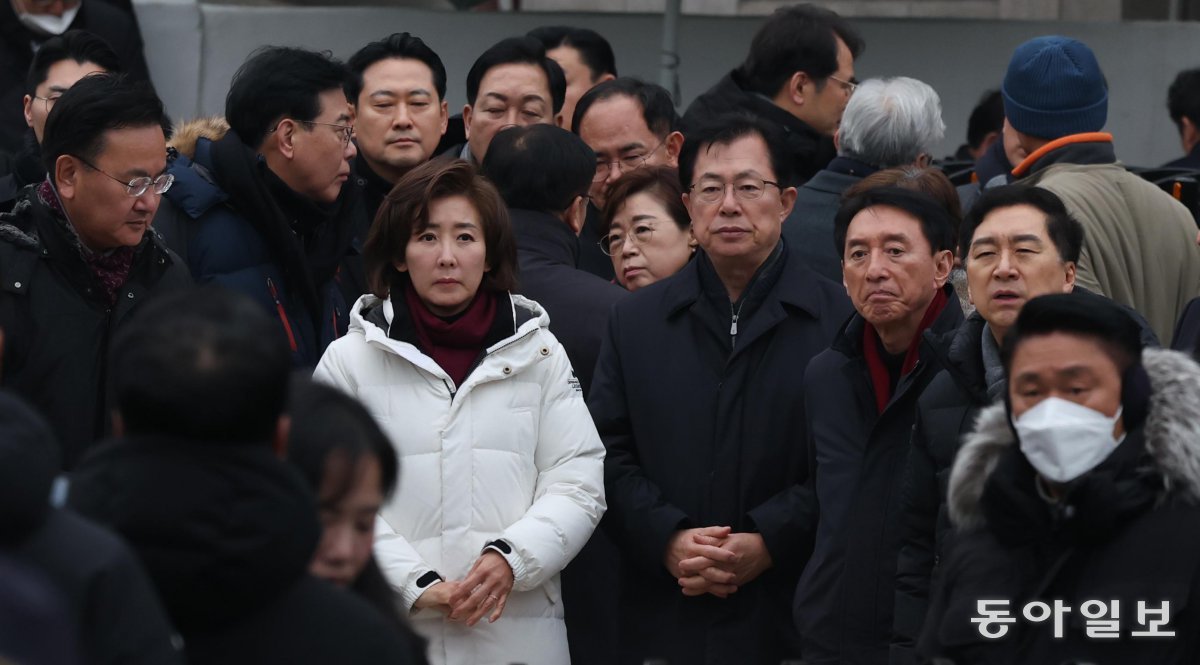 대통령 관저 앞 모인 與의원들
국민의힘 유상범 나경원 이만희 김석기 김기현(앞줄 왼쪽부터) 등 친윤(친윤석열)계 의원들이 6일 윤 대통령 체포를 저지하겠다며 서울 용산구 한남동 대통령 관저 앞에 모였다. 이 자리엔 친한동훈계로 분류되던 장동혁 의원(뒷줄 왼쪽에서 세 번째)도 참석했다. 송은석 기자 silverstone@donga.com