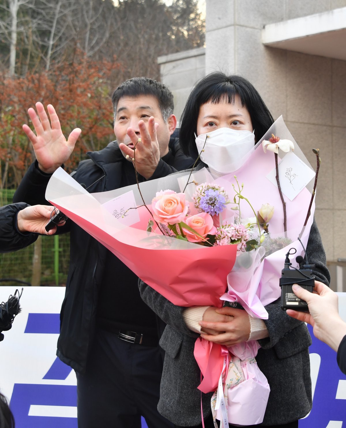 24년 복역하고 출소
아버지를 살해한 혐의로 무기징역을 선고받고 복역하던 김신혜 씨(오른쪽)가 6일 재심에서 무죄를 선고받은 후 전남 장흥군 장흥교도소를 출소해 취재진의 질문을 받고 있다. 장흥=뉴시스