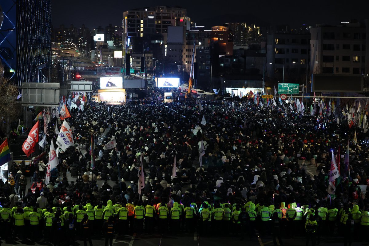 4일 서울 용산구 한남동 대통령 관저 인근 도로가 윤석열 대통령 탄핵 찬반 집회로 인해 교통통제되고 있다. 2025.1.4/뉴스1