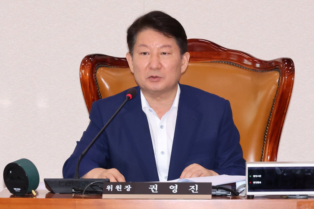 1일 오전 서울 여의도 국회에서 열린 국토교통위원회 제2차 국토법안심사소위원회에서 권영진 소위원장이 전세사기피해자 지원 및 주거안정에 관한 특별법 일부개정법률안을 심사를 위한 회의를 주재하고 있다. 2024.08.01. [서울=뉴시스]