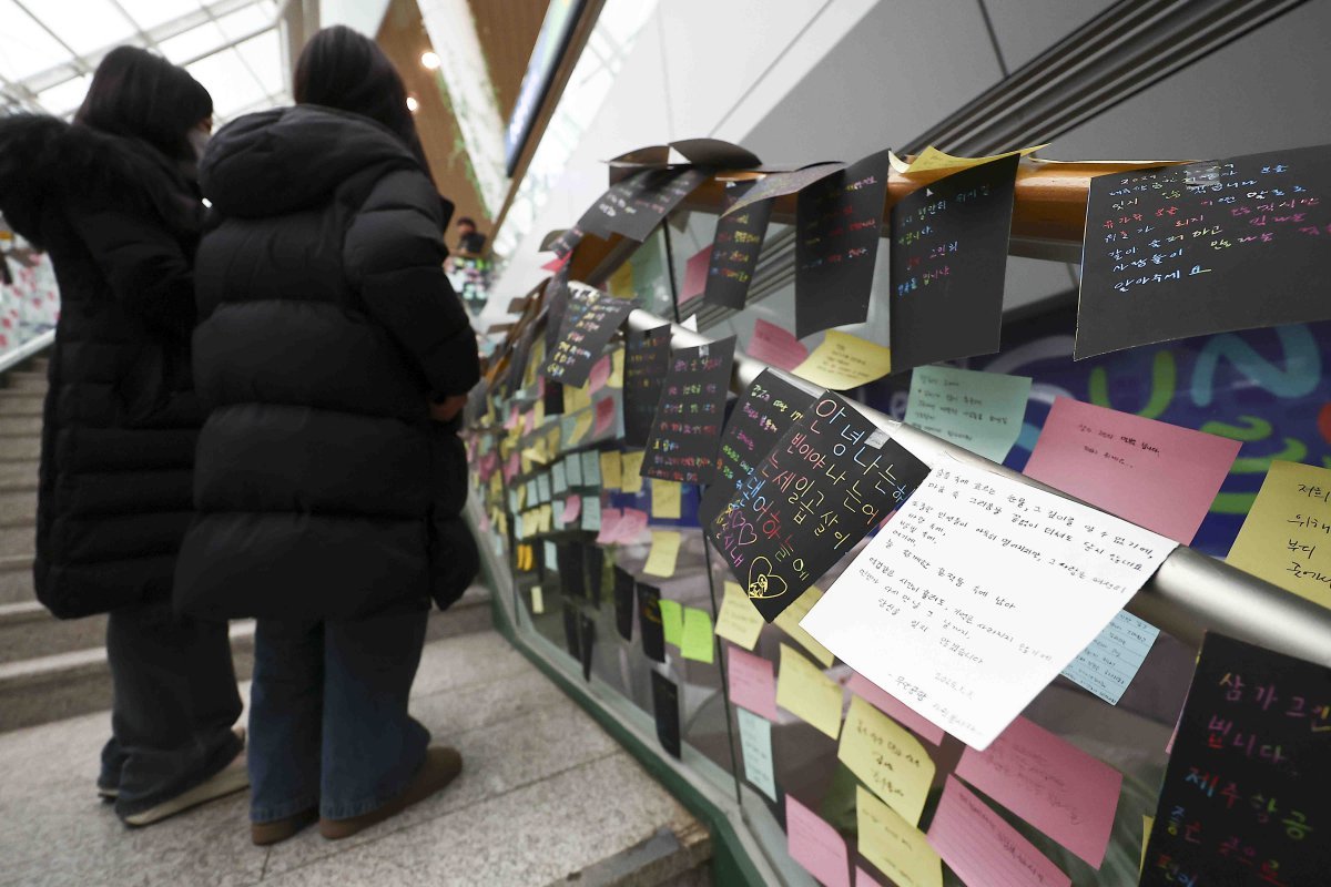 제주항공 여객기 참사 8일째인 5일 전남 무안군 무안국제공항 계단에 피해자와 유가족을 향한 추모 메시지가 놓여 있다. 2025.01.05. [무안=뉴시스]