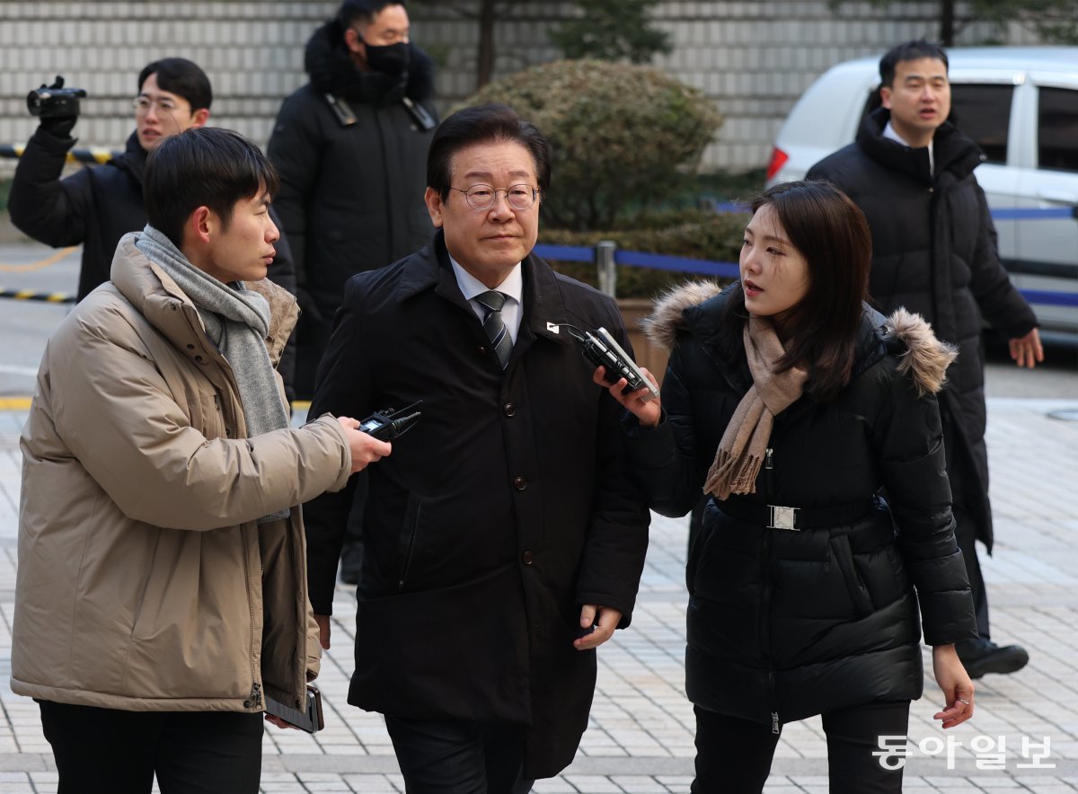 이재명 더불어민주당 대표가 7일 오전 서울 서초구 서울중앙지방법원에서 열린 ‘대장동 배임 및 성남FC 뇌물 혐의’ 1심 속행 공판에 출석하고 있다. 송은석 기자 silverstone@donga.com