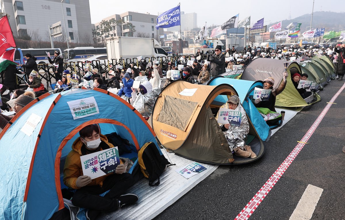 윤석열 대통령의 체포영장 유효기간 마지막 날인 6일 서울 용산구 한남동 대통령 관저 인근에서 열린 ‘윤석열 체포 구속 긴급행동’에서 민주노총, 진보당 등 진보단체를 비롯한 시민들이 텐트에서 윤석열 대통령 체포 및 구속을 촉구하고 있다. 2025.1.6/뉴스1