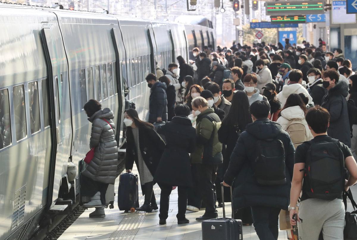 지난해 1월 20일 서울 용산구 서울역에서 귀성객들이 설 연휴를 맞아 고향으로 출발하는 KTX를 타고 있다. 2023.1.20/뉴스1