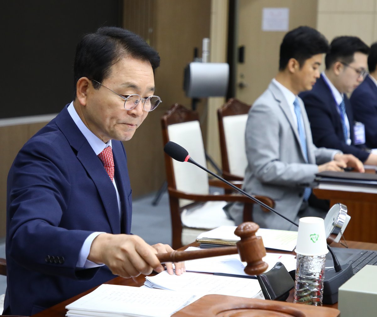 성일종 국방위원장이 10일 서울 용산구 합동참모본부에서 열린 국회 국방위원회의 합동참모본부 등에 대한 국정감사에서 개회를 알리고 있다. 2024.10.10.[서울=뉴시스]