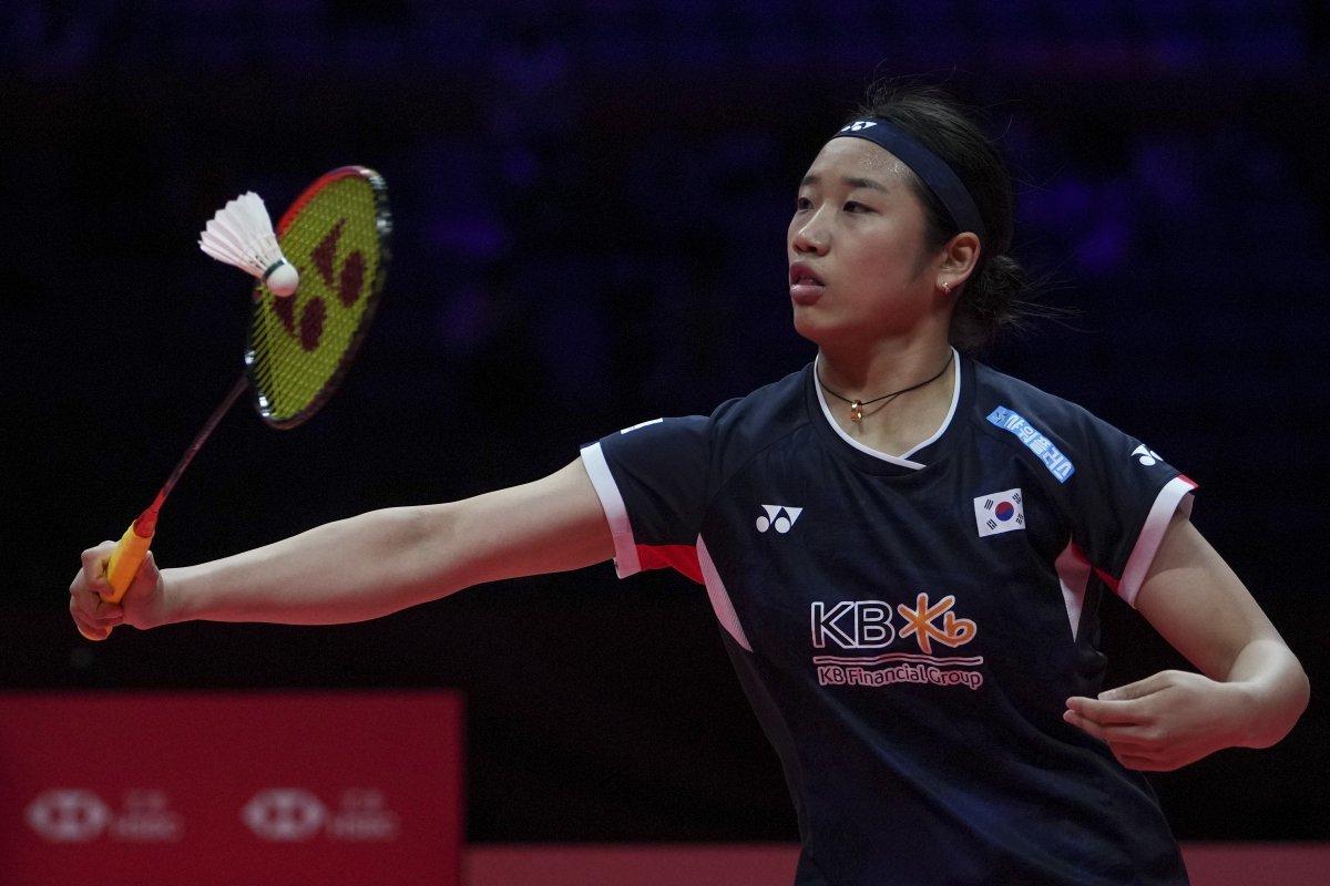 안세영(1위)이 14일(현지시각) 중국 항저우에서 열린 세계배드민턴연맹(BWF) HSBC 월드투어 파이널스 여자 단식 준결승에서 왕즈이(2위·중국)와 경기하고 있다. 안세영이 0-2(17-21 14-21)로 지면서 결승에 오르지 못했다. 2024.12.14. [항저우=AP/뉴시스]