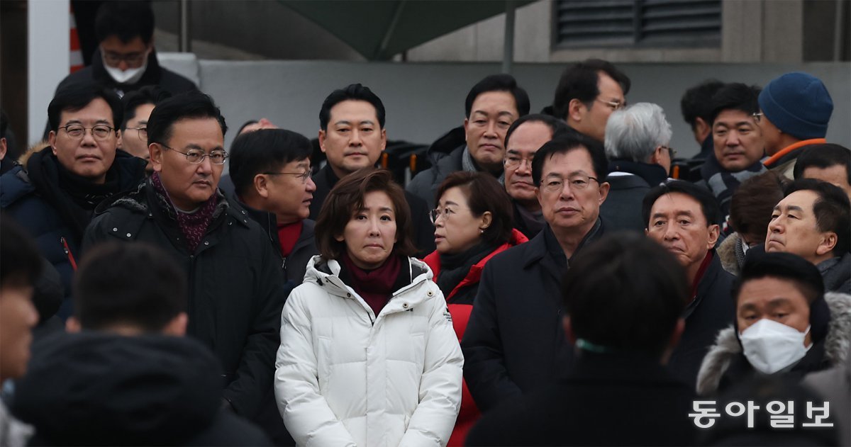 6일 서울 용산구 한남동 대통령 관저 앞에 모인 국민의힘 의원들이 모여 있다. 송은석 기자 silverstone@donga.com