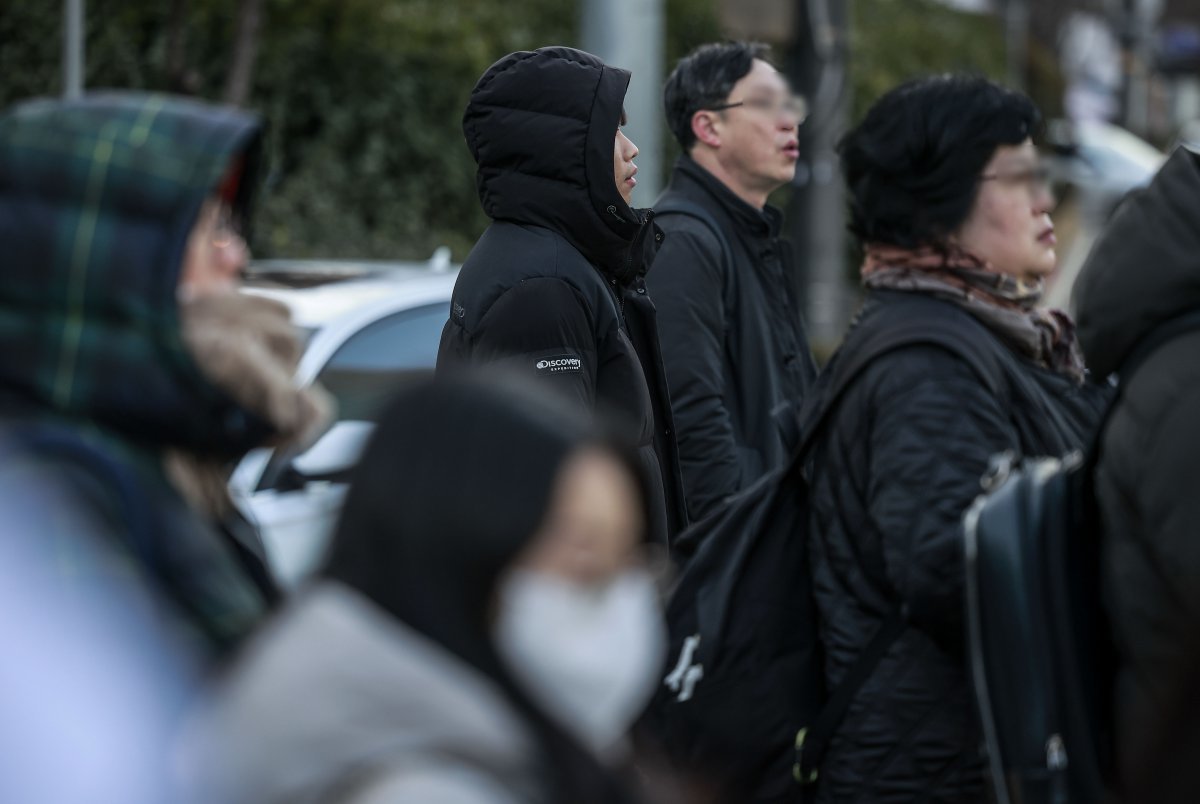 전국 대부분의 지역이 영하권을 보인 7일 서울 종로구 광화문네거리에서 두꺼운 옷차림을 한 시민들이 신호를 기다리고 있다. 뉴시스