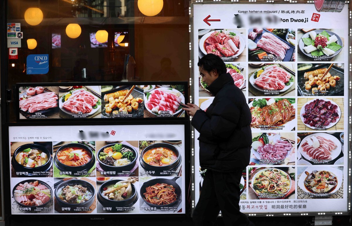 24일 서울 시내의 한 음식점 앞으로 시민이 지나가고 있다.  한국은행은 ‘소비자동향조사 결과‘에 따르면 12월 소비자심리지수(CCSI)는 88.4로, 11월보다 12.3포인트(p) 낮아졌다. 정치 불확실성이 커진데 따른 소비자심리 위축, 국내 금융시장 변동성 확대 등으로 CCSI가 하락했다고 밝혔다.  CCSI는 소비자동향지수(CSI)를 구성하는 15개 지수 가운데 현재생활형편·생활형편전망·가계수입전망·소비지출전망·현재경기판단·향후경기전망 6개 지수를 이용해 산출한 지표다. 지수가 100보다 크면 소비자의 기대 심리가 장기평균(2003∼2023년)과 비교해 낙관적이며, 100보다 작으면 비관적이라는 의미다. 2024.12.24 뉴시스