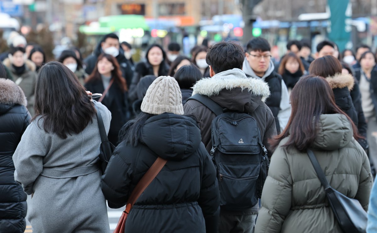 서울 아침 기온이 -6도까지 떨어지며 강추위가 찾아온 7일 오전 서울 종로구 광화문네거리에서 시민들이 발걸음을 옮기고 있다. 뉴스1