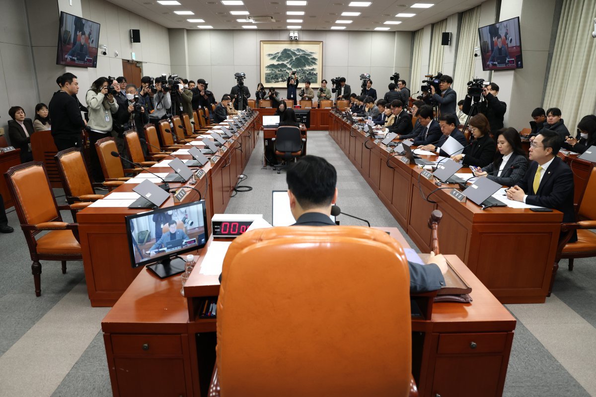 박찬대 국회 운영위원장이 8일 오전 서울 여의도 국회에서 열린 ‘12·3 계엄 사태’ 관련 현안 질의를 위한 운영위원회 전체회의에서 의사봉을 두드리고 있다. 이날 국민의힘 의원들과 현안 질의 증인으로 채택된 대통령실 참모들이 운영위 전체회의에 불참해 자리가 비어있다. 뉴스1