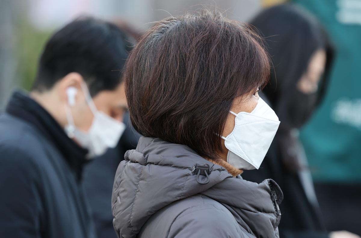 최근 독감(인플루엔자) 유행이 급격하게 확산하고 있는 가운데 7일 오전 서울 종로구 광화문네거리에서 시민들이 마스크를 쓴 채 발걸음을 옮기고 있다. 2025.1.7 뉴스1