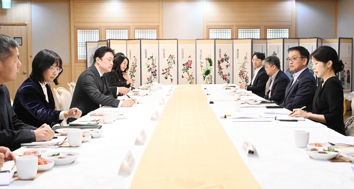 최상목 대통령 권한대행 부총리 겸 기획재정부 장관이 8일 정부서울청사에서 열린 주한중국상공회의소(CCCK) 오찬간담회에서 가오천 주한중국상의회장 겸 시노트란스쉬핑 코리아 대표이사 등 참석자들과 환담하고 있다. (사진=기획재정부 제공) 2025.01.08. [서울=뉴시스]