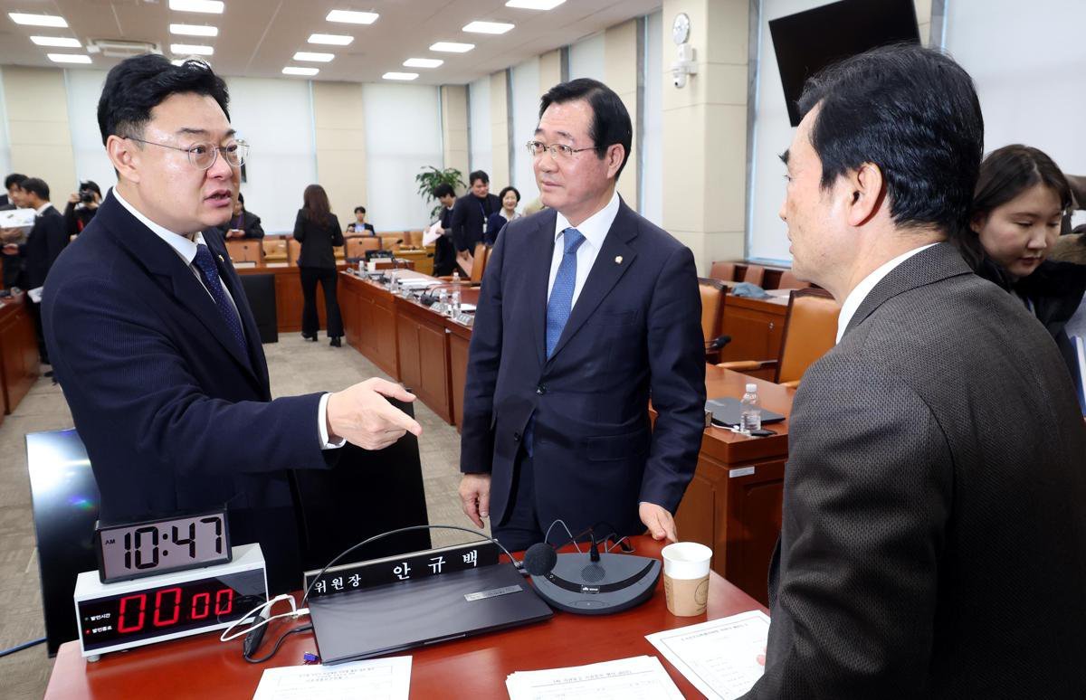 7일 국회에서 열린 ‘윤석열 정부의 비상계엄 선포를 통한 내란 혐의 진상 규명 국정조사특별위원회’(국조특위) 회의가 끝난 뒤 국조특위 위원장인 더불어민주당 안규백 의원(오른쪽)과 여당 간사인 국민의힘 김성원 의원(왼쪽), 민주당 민홍철 의원이 대화를 나누고 있다. 뉴시스