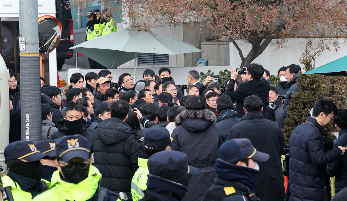 김기현 국민의힘 의원을 비롯한 여당 의원들이 6일 서울 용산구 윤석열 대통령 관저 앞에서 입장을 밝힌 후 사진을 찍고 있다. 2025.1.6/뉴스1