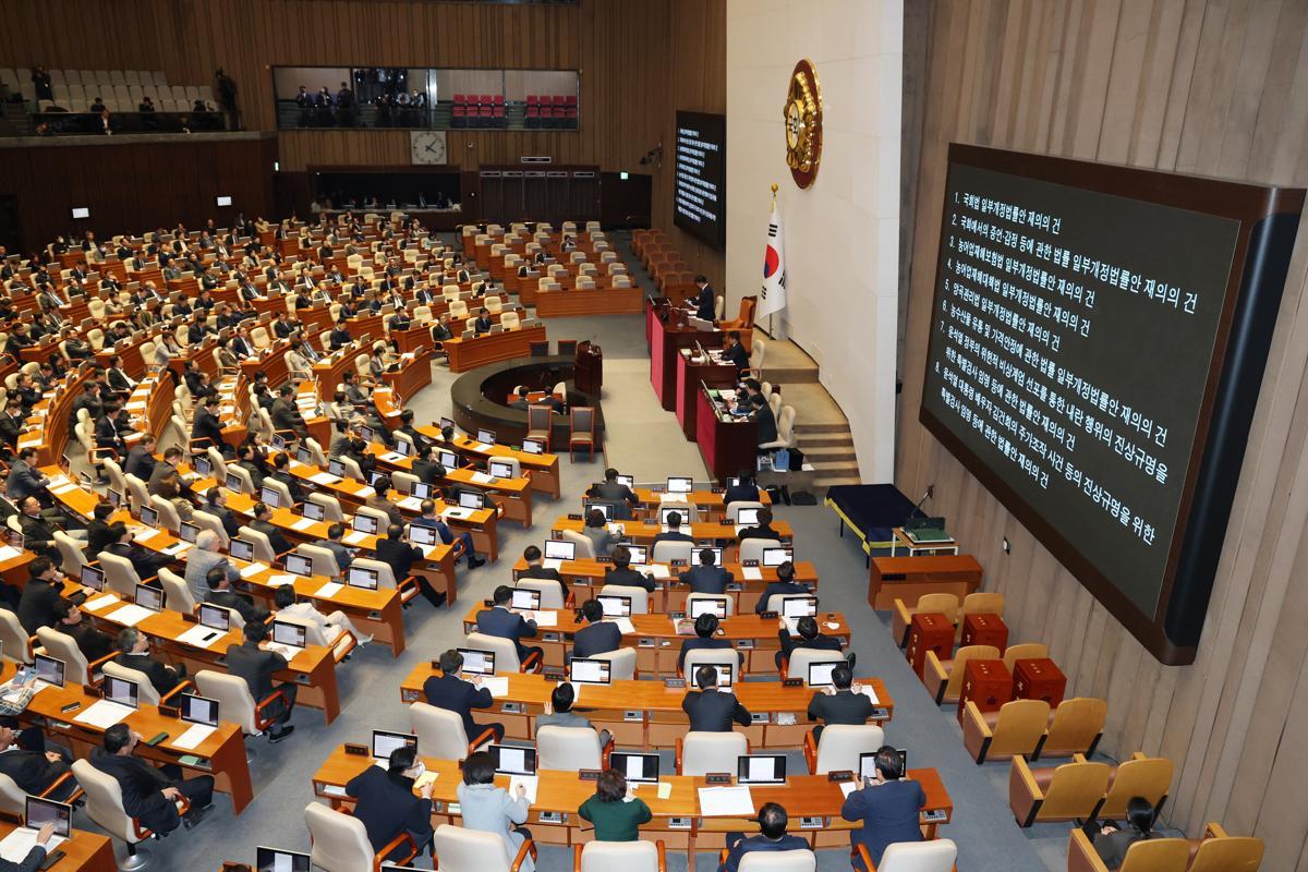 8일 오후 서울 여의도 국회에서 열린 제420회국회(임시회) 제4차 본회의에서 내란·김건희 특검법, 농업4법 등 8개 법안 재의의 건이 부결되고 있다. 2025.1.8/뉴스1