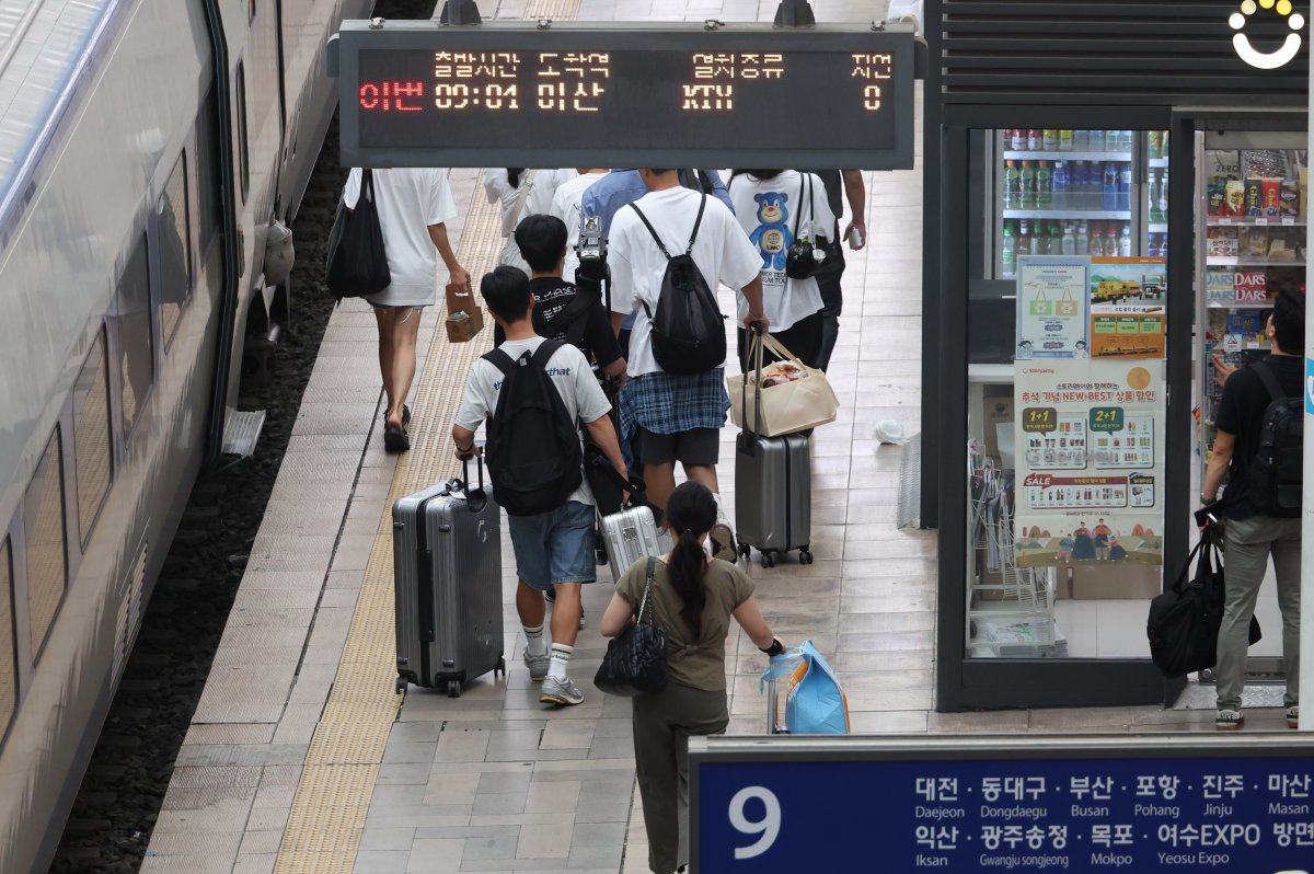 추석 연휴를 하루 앞둔 13일 서울 용산구 서울역KTX 플랫폼에서 귀성객들이 열차에 탑승하기 위해 이동하고 있다. 2024.09.13.[서울=뉴시스]