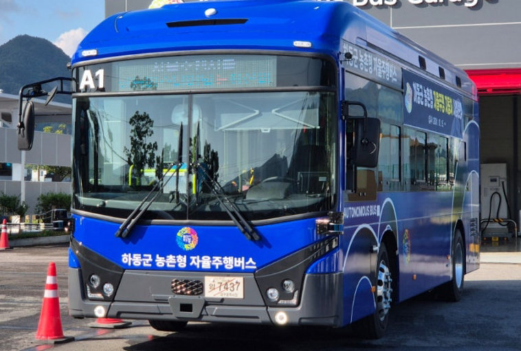 경남 하동군이 하동읍내 6.7km 순환 구간에서 정식 운행하고 있는 농촌형 자율주행버스. 하동군 제공