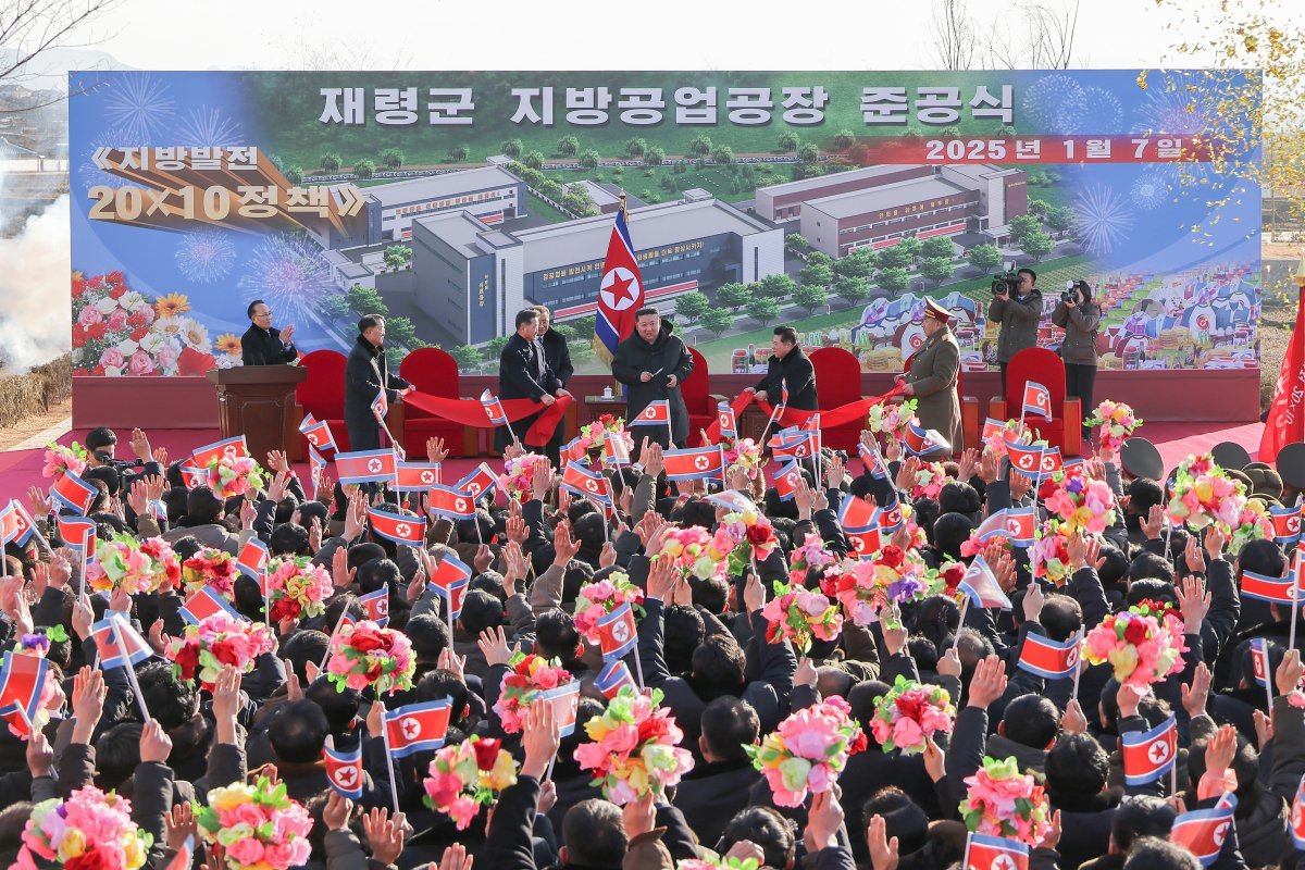 북한 노동당 기관지 노동신문은 8일 “지방발전 20X10 정책 재령군 지방공업공장 준공식이 1월 7일에 진행되었다＂면서 이자리에 김정은 총비서가 참석했다고 보도했다.(평양 노동신문=뉴스1)