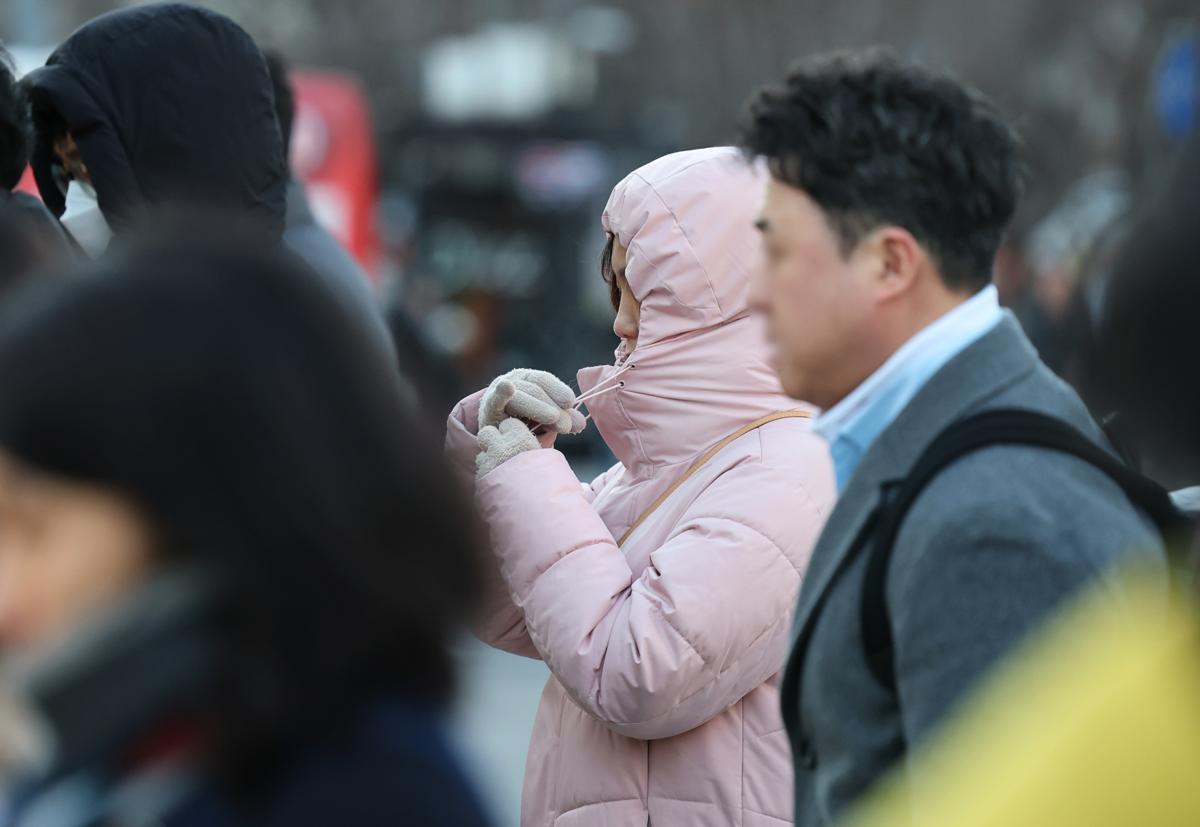 서울을 비롯한 수도권 전역에 올 겨울 첫 한파주의보가 발효된 9일 오전 서울 종로구 광화문네거리에서 한 여성이 패딩 모자끈을 질끈 묶고 있다. 2025.1.9. 뉴스1