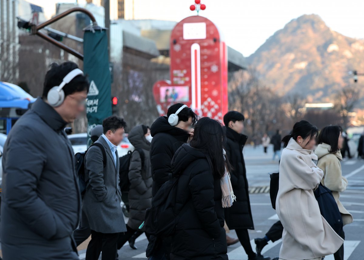 서울을 비롯한 수도권 전역에 올 겨울 첫 한파주의보가 발효된 9일 오전 서울 종로구 광화문네거리에서 시민들이 잔뜩 몸을 음츠린 채 출근길 발걸음을 재촉하고 있다. 2025.1.9. 뉴스1