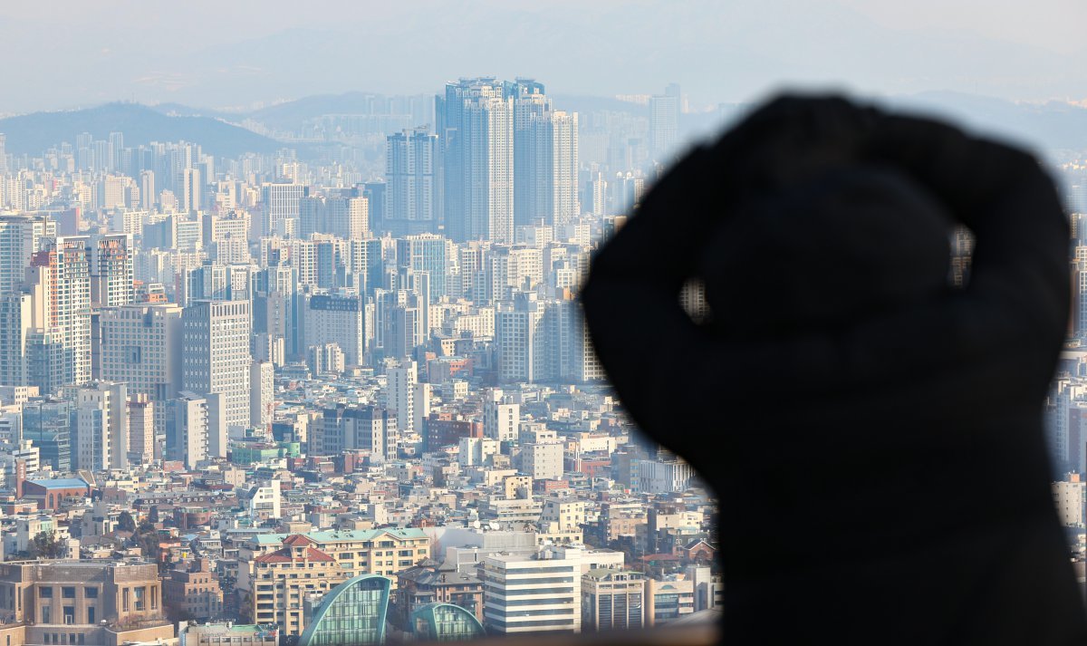 8일 KB부동산에 따르면 지난해 12월 기준 서울 아파트 중위 전셋값은 5억5167만원으로 2년 만에 최고치를 기록했다. 전세사기 여파로 비 아파트 기피 현상 지속과 공급 부족으로 인해 수도권을 중심으로 전셋값 상승세가 이어진 것으로 풀이된다. 사진은 이날 서울 남산에서 바라본 아파트 단지 모습. 2025.01.08 [서울=뉴시스]