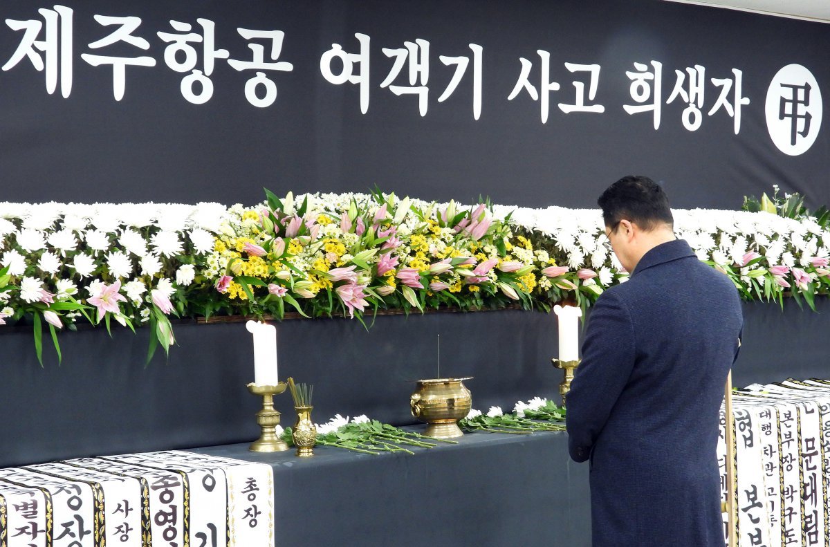 9일 오전 제주특별자치도의회 의원회관 대회의실에 마련된 무안국제공항 제주항공 여객기 참사 희생자 합동분향소에서 한 공무원이 헌화·분향 후 묵념하고 있다. 2025.1.9 뉴스1