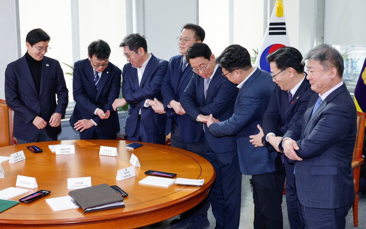 9일 서울 여의도 국회에서 ‘국회·정부 국정협의체’ 실무협의에 앞서 참석자들이 기념 촬영을 위해 손을 맞잡고 있다. 왼쪽부터 더불어민주당 이해식 당대표 비서실장, 진성준 정책위의장, 조오섭 국회의장 비서실장, 방기선 국무조정실장, 국민의힘 김상훈 정책위의장, 강명구 비상대책위원장 비서실장, 김범석 기획재정부 1차관, 곽현 국회의장 정무수석. 2025.1.9/뉴스1