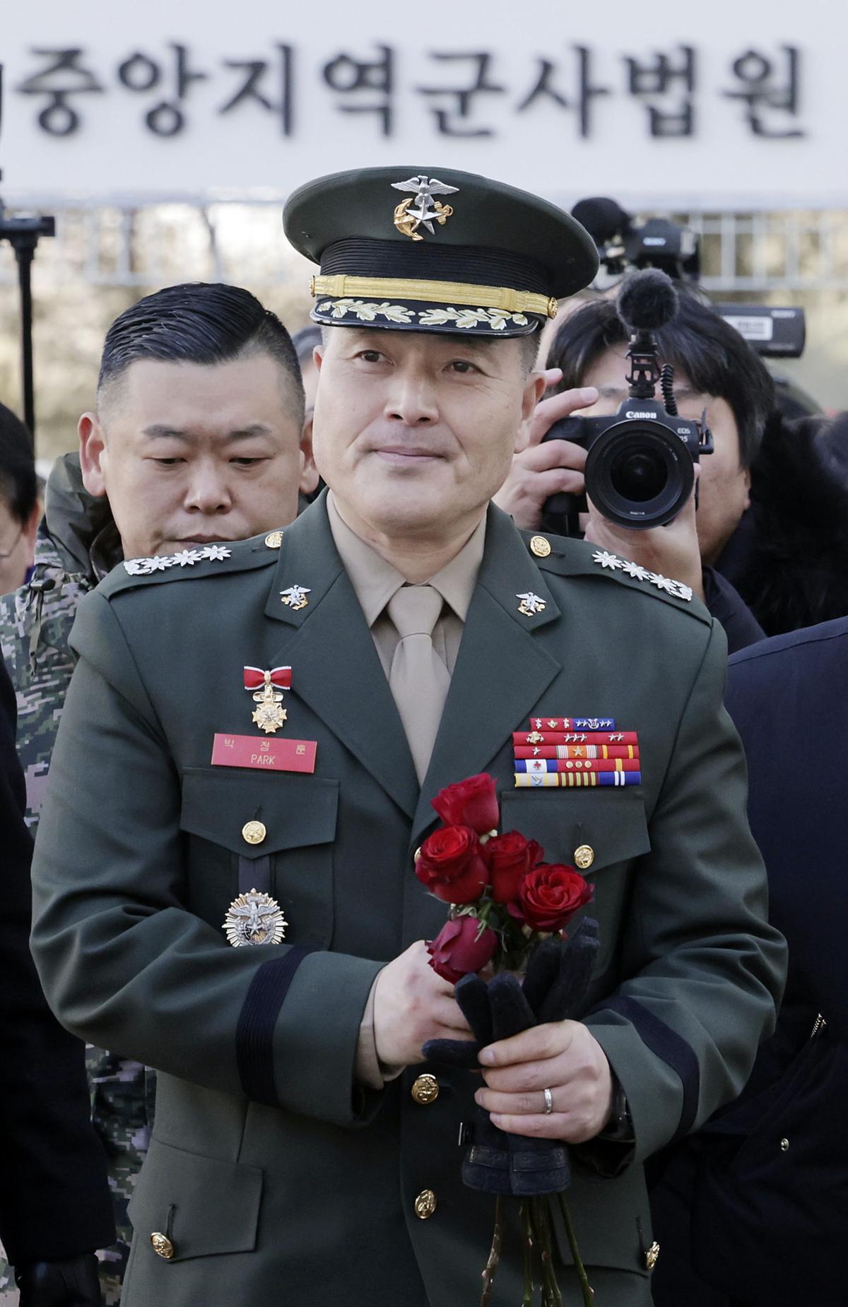 박정훈 전 해병대 수사단장(대령)이 9일 서울 용산구 군사법원에서 열린 선고 공판에서 무죄를 선고받은 뒤 법원을 나서고 있다. 2025.01.09. [서울=뉴시스]