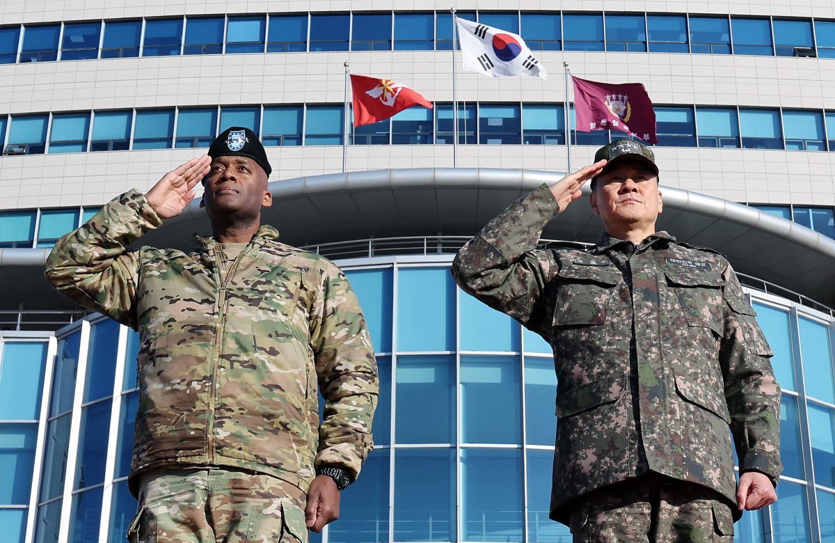 김명수 합참의장과 제이비어 브런슨 신임 한미연합군사령관이 9일 오전 서울 용산구 국방부 연병장에서 열린 환영 의장행사에서 거수경례하고 있다. 2025.1.9. 뉴스1