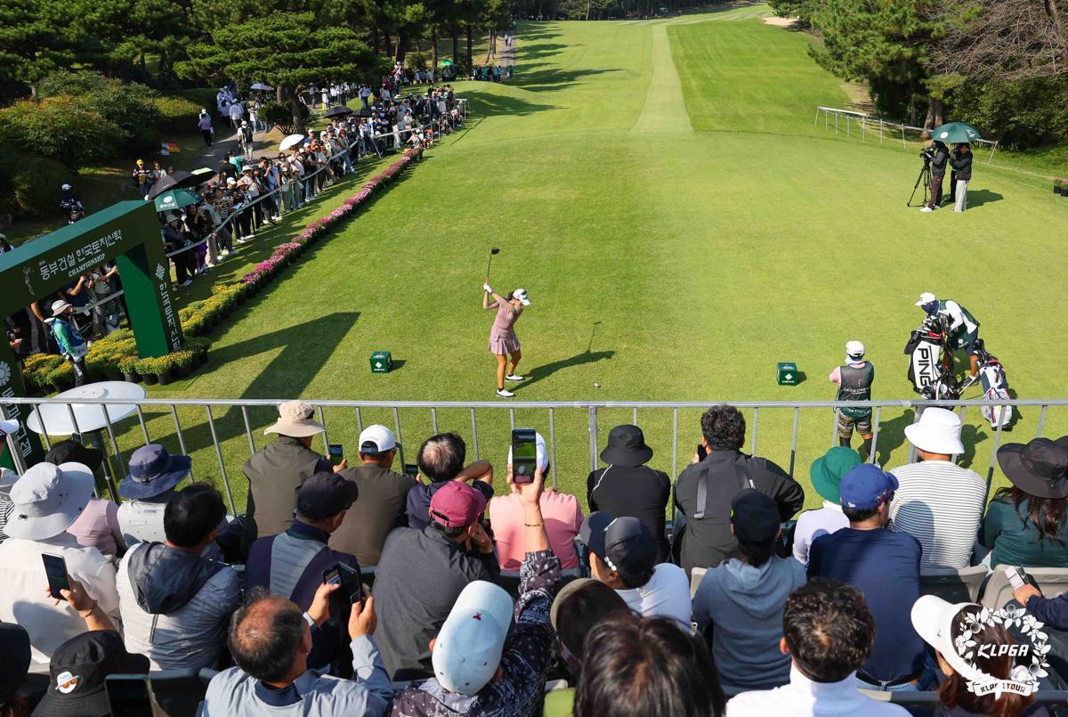 신종 코로나바이러스 감염증(코로나19) 이후 매년 성장을 거듭하던 한국여자프로골프(KLPGA)투어가 주춤하고 있다. 지난 시즌 역대 최다 총상금으로 치러졌지만, 올해는 메이저대회 한화 클래식이 폐지되는 등 총상금도 줄어들 전망이다. 사진은 지난 시즌 열린 대회에 몰린 갤러리. KLPGA투어 제공