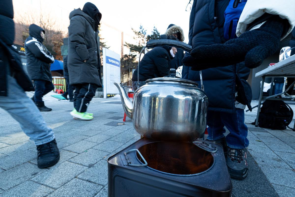 아침 전국 최저기온이 -24.5도, 수도권 -16.1도까지 떨어지며 올겨울 가장 추운 날씨를 보인 9일 오전 서울 용산구 한남동 대통령 관저 인근에서 윤석열 대통령 탄핵 찬성 집회 참가자들이 불에 손을 녹이고 있다. 2025.1.9/뉴스1