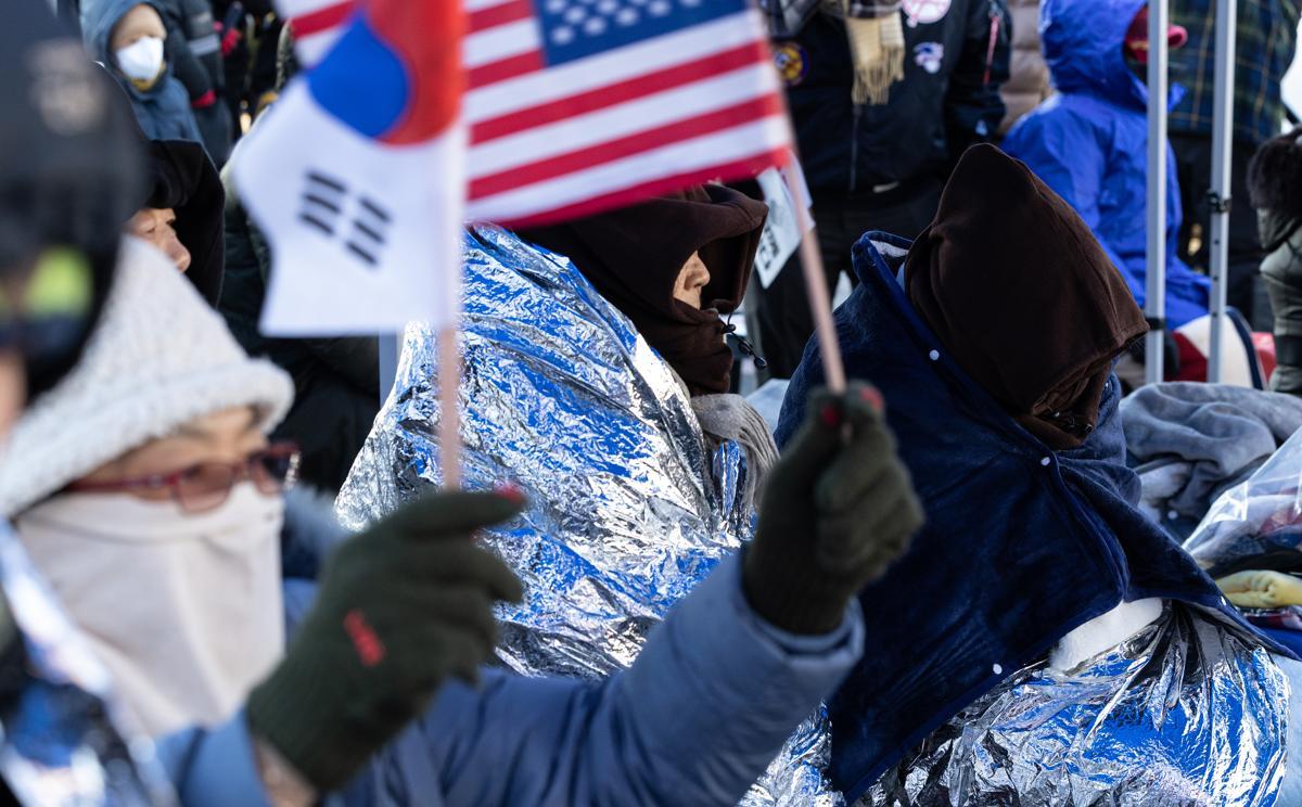 아침 전국 최저기온이 -24.5도, 수도권 -16.1도까지 떨어지며 올겨울 가장 추운 날씨를 보인 9일 오전 보수단체 회원들이 서울 용산구 한남동 대통령 관저 인근에서 윤석열 대통령 탄핵 반대 집회를 하고 있다. 2025.1.9/뉴스1