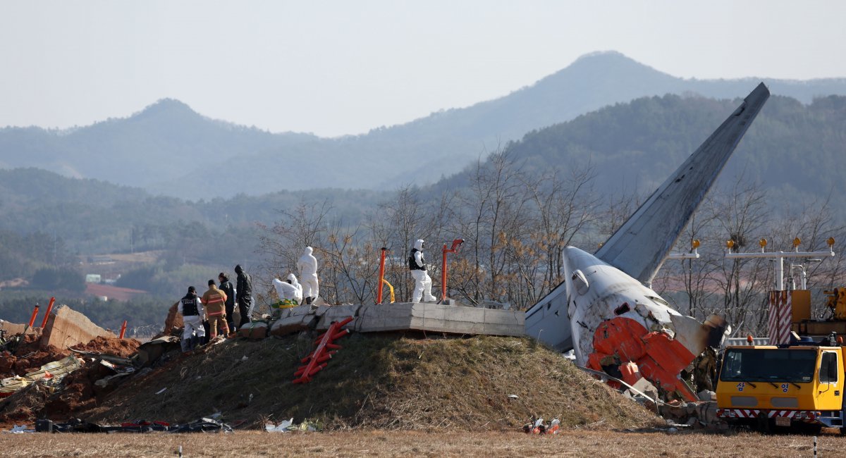 2일 전남 무안국제공항 제주항공 여객기 참사 현장에서 항공·철도사고 조사위원회(ARAIB) 관계자들이 로컬라이저(방위각 표시 시설)가 설치된 콘크리트 둔덕을 조사하고 있다.  2025.01.02. 뉴시스