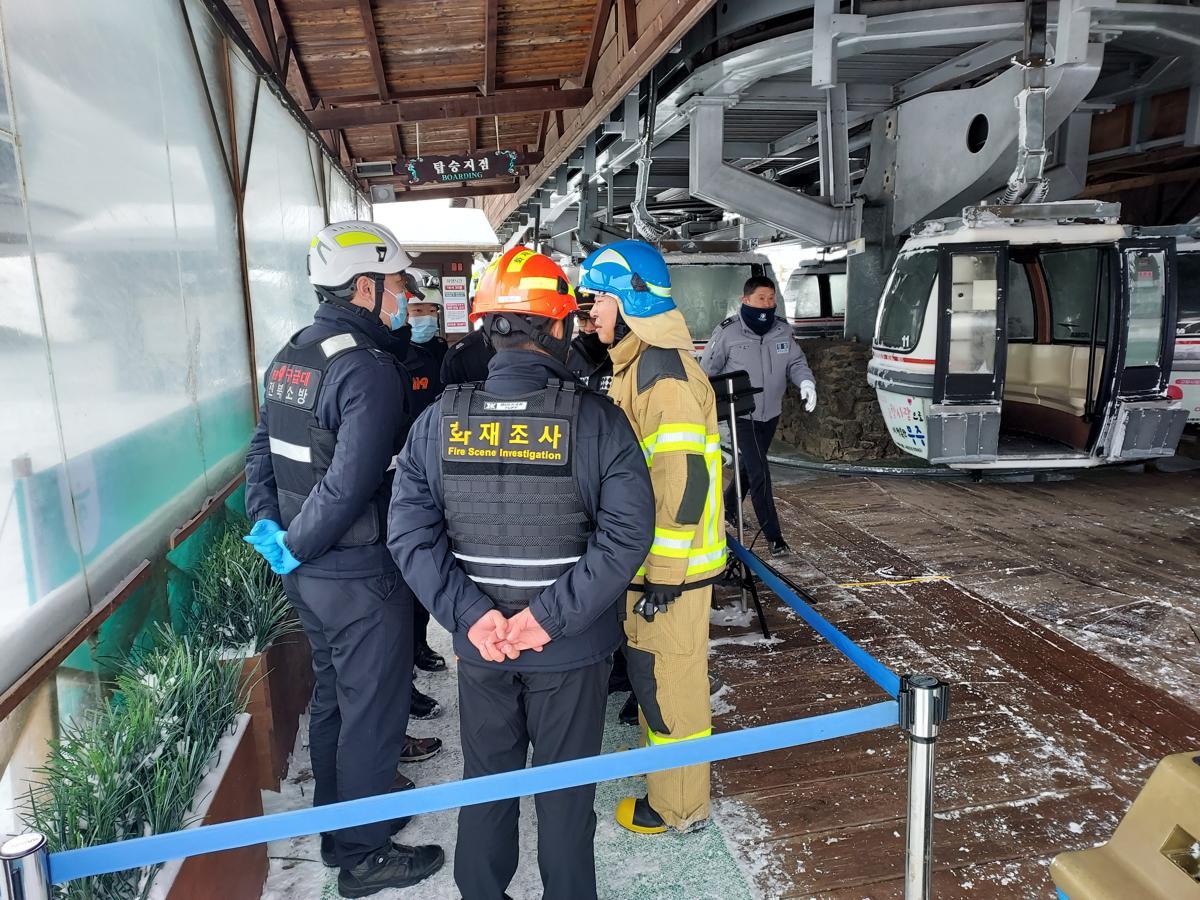 9일 전북 무주덕유산리조트에서 운행하는 곤돌라가 멈췄다는 신고가 접수돼 경찰과 소방당국 등이 출동해 얘기를 나누고 있다. (사진=전북특별자치도소방본부 제공) 2025.01.09