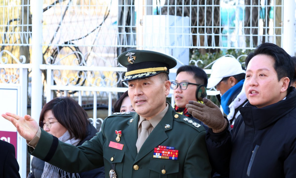 채 상병 순직 사건과 관련해 항명 및 상관명예훼손 혐의로 기소된 박정훈 전 해병대 수사단장(대령)이 9일 오전 서울 용산구 중앙지역군사법원에서 열린 1심 선고공판을 마치고 나와 발언 하고 있다. 2025.1.9/뉴스1