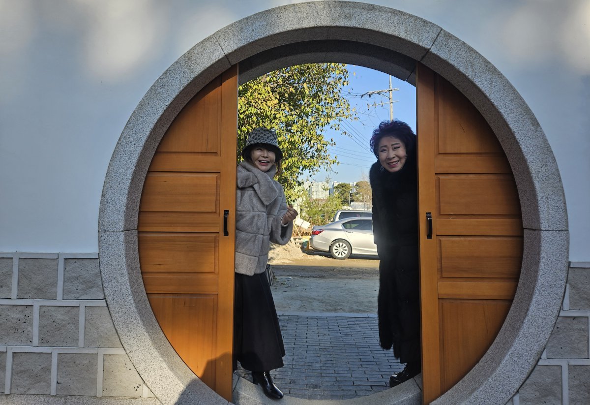 Mo Jeong-ae (right), who first opened her heart to her, is a lifelong benefactor who saved the life of Kim Hyeon-young (left), who was standing on the edge of a cliff. Hanam = Reporter Jaeyoung Yoo elegant@donga.com