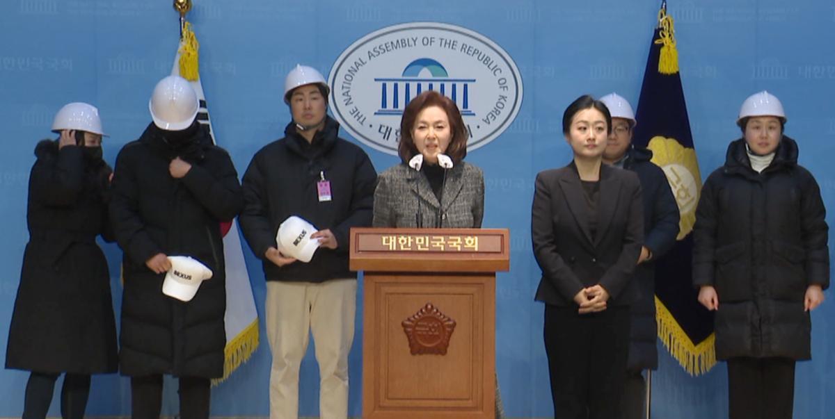 국민의힘 김민전 의원(앞줄 가운데)이 9일 국회 소통관에서 이른바 ‘백골단’으로 불리며 윤석열 대통령 관저 사수 집회를 벌이는 ‘반공청년단’을 소개하고 있다. 김 의원 뒤로 하얀 헬멧을 쓴 반공청년단 회원들이 서 있다. 채널A 캡처