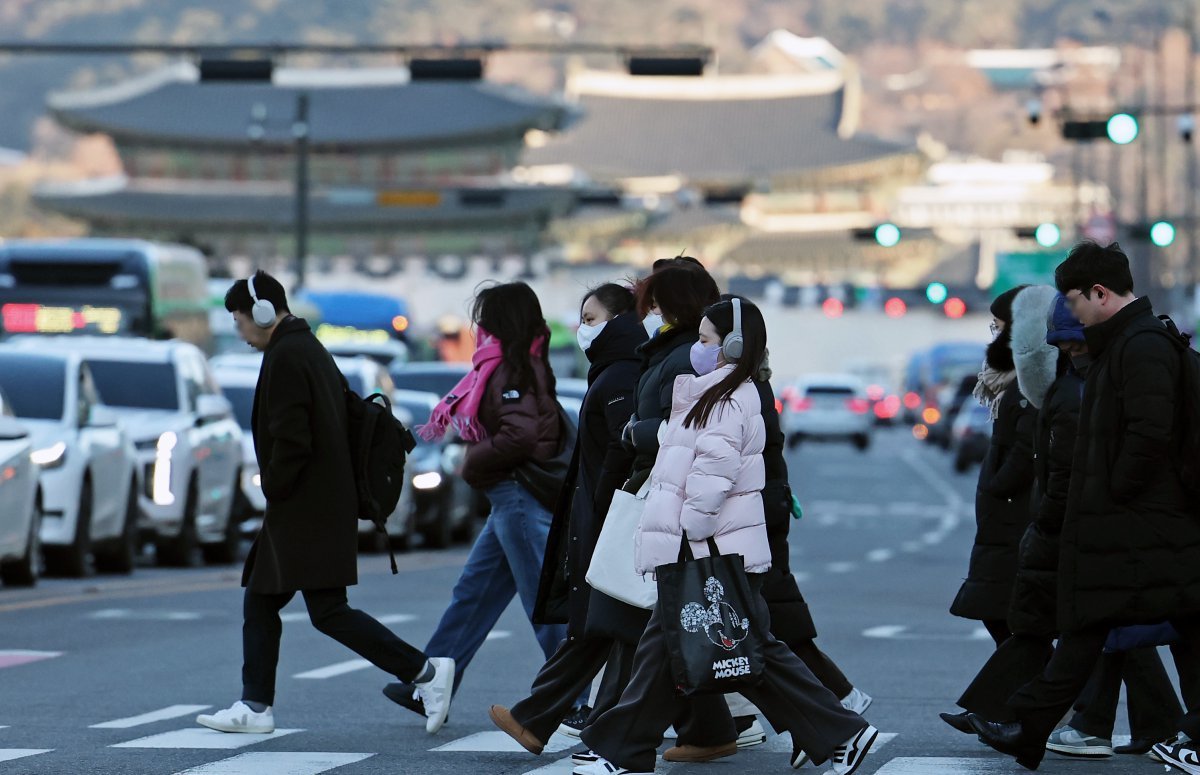 서울을 비롯한 수도권 전역에 올 겨울 첫 한파주의보가 발효된 9일 오전 서울 종로구 광화문네거리에서 시민들이 잔뜩 몸을 음츠린 채 출근길 발걸음을 재촉하고 있다. 2025.1.9 뉴스1