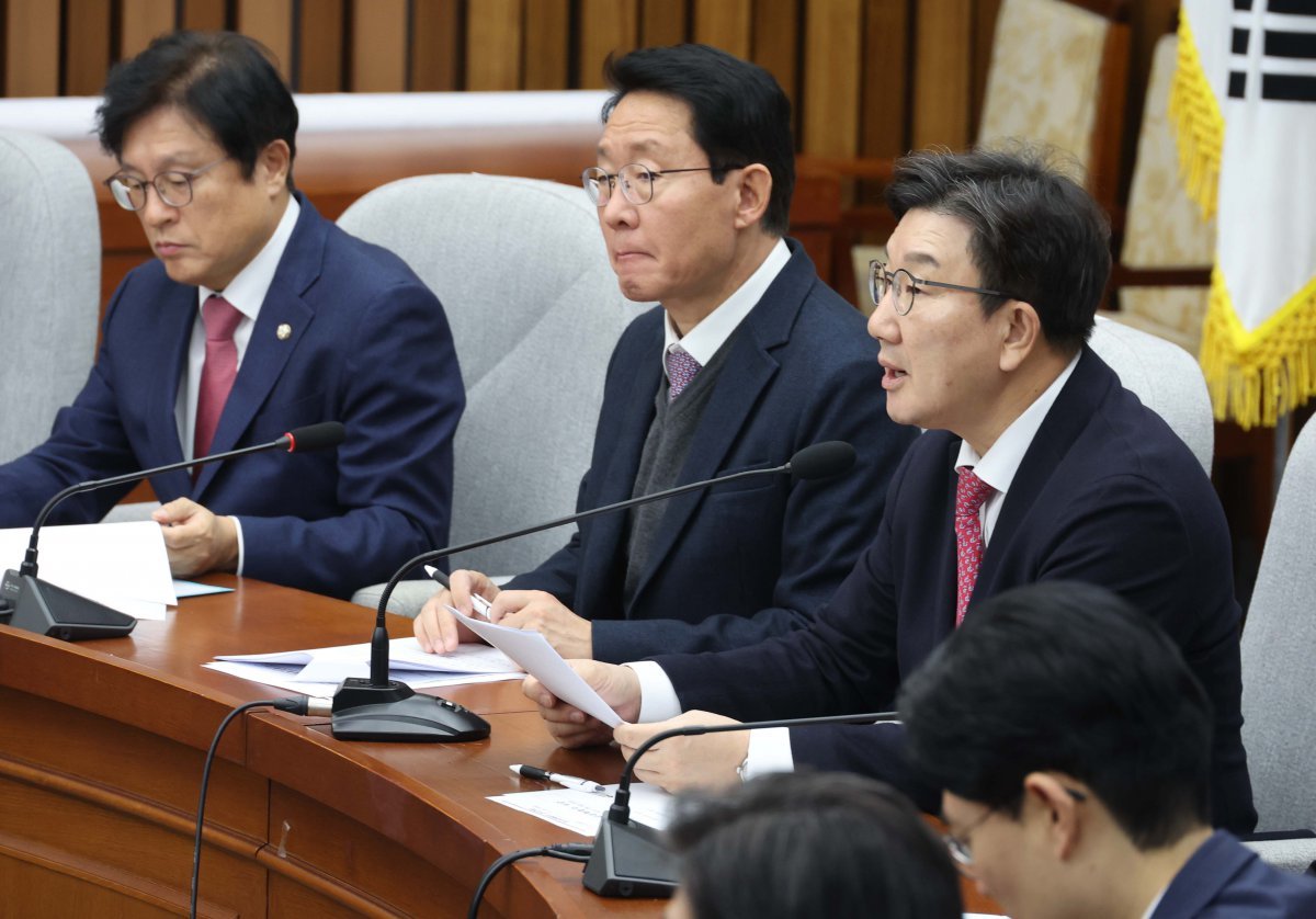 권성동 국민의힘 원내대표가 10일 오전 서울 여의도 국회에서 열린 원내대책회의에서 발언을 하고 있다. 2025.01.10. [서울=뉴시스]