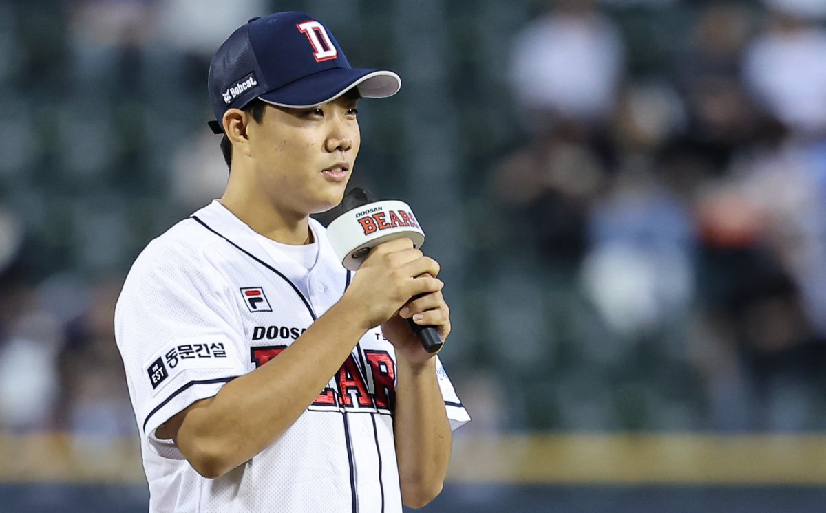 2025 KBO 신인 드래프트에서 두산 베어스에 1라운드 지명을 받은 박준순이 24일 오후 서울 송파구 잠실야구장에서 열린 프로야구 ‘2024 신한 SOL 뱅크 KBO리그’ NC 다이노스와 두산 베어스의 경기에 앞서 시구에 나서며 팬들에게 인사하고 있다. 2024.9.24 뉴스1