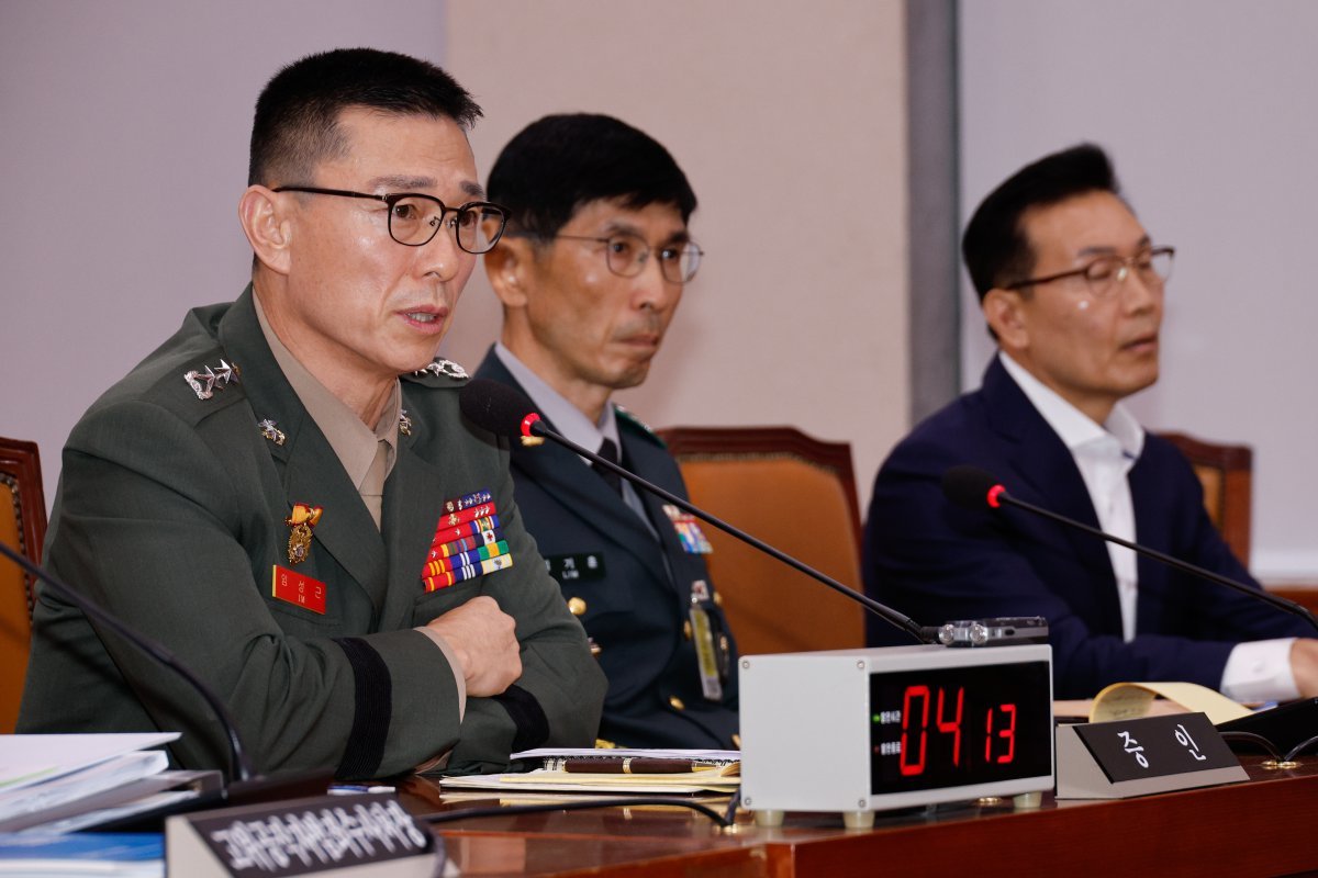 임성근 전 해병대 1사단장이 14일 오후 서울 여의도 국회 법제사법위원회에서 열린 고위공직자범죄수사처 국정감사에서 의원 질의에 답하고 있다. 왼쪽부터 임 전 사단장, 임기훈 국방대 총장, ‘멋쟁해병’ 카톡방 멤버이자 대통령경호처 출신 송호종 씨. 2024.10.14/뉴스1